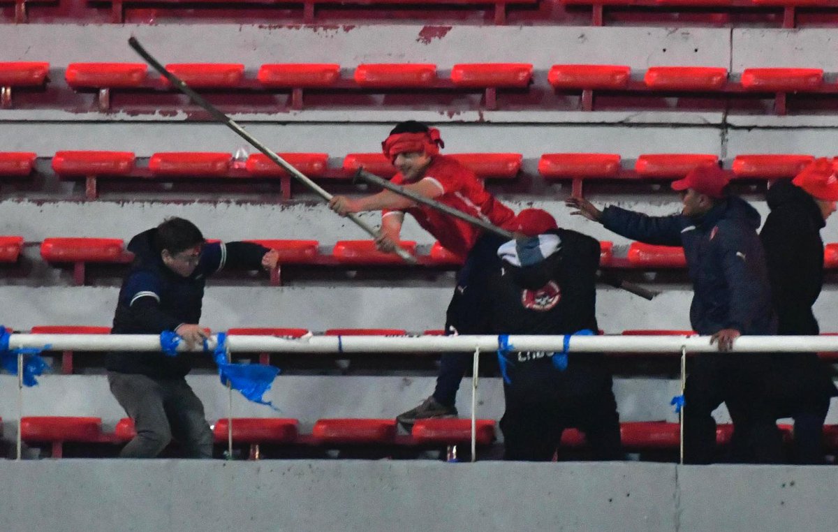 Indignadia1's tweet photo. @hinchmonumental ES EL MISMO TIPO QUIEN MATO AL NIÑO DE 14 AÑOS Y AL OTRO CHILENO EMPUJA DOLO CON EL PALO COMO SE MUESTRA EN LAS FOTOS, ESTA WEAS NO LA PODMEOS DEJAR PASAR COMO PAÍS CTM #CopaSudamericana #udechilexespn https://t.co/GeYqfPqpa6
