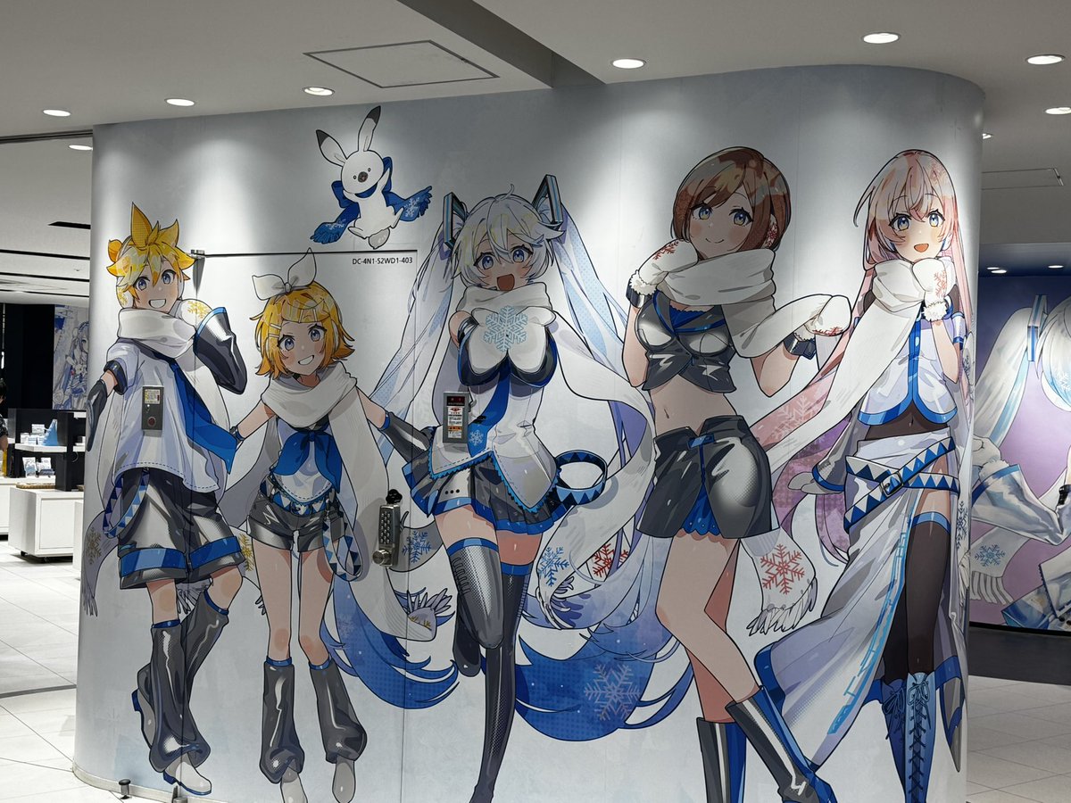 Ha_a_shi's tweet photo. おはです
3日間早かった〜
いい店にも出会えたし、のんびりできたし良き旅行でした！

新千歳にあった雪ミクショップとラウンジからの風景 https://t.co/8LB1xQOQ1K