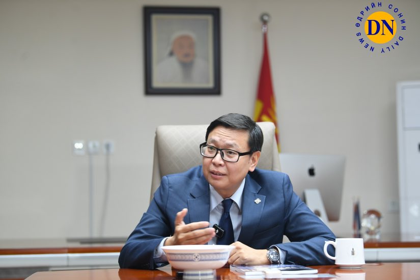 Энэ зурагнаас их олон зүйл харж болноо. Яагаад хүмүүс төрд ордог вэ? Учир нь төрд ард түмний төвлөрүүлсэн татварын мөнгө байгаа бөгөөд, үүнийг бидний амьдралын асуудлыг шийдэж байгаа нэрийдлээр ямар ч хяналтгүйгээр идэж ууж болдог учраас.
П.Наранбаяр: Багшийн ачааллыг бууруулж,