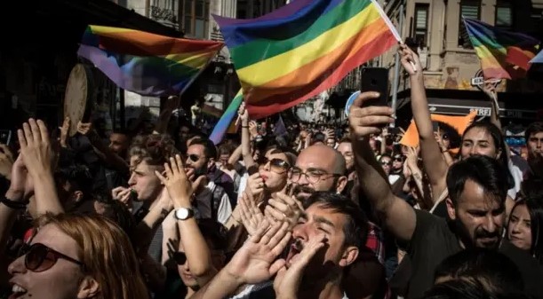 xllREMAA's tweet image. مجتمع الميم+ مش قضية ثانوية، هو جزء من كل بيت، كل شارع، وكل مدينة.
نحن هنا، وسنبقى هنا.
#WithPride #قوس_قزح