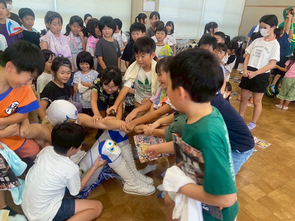 #愛媛プロレス訪問活動

「たちばな児童クラブ」さまへ
石鎚山太郎、イマバリタオル・マスカラスがお伺い‼

訪問活動はパートナーさまからご支援により、レスラーが児童・高齢者・障がい者施設などへ元気・笑顔をお届けする活動です！