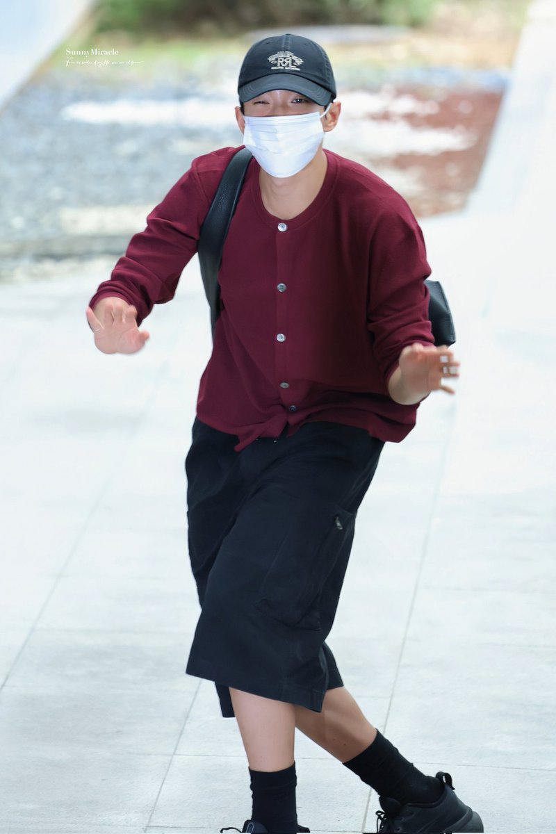 眠いのか眩しいのか絶対まだ頭起きてないのに挨拶しないとって一生懸命体動かそうとしてるの本当にかわいくて愛おしいです