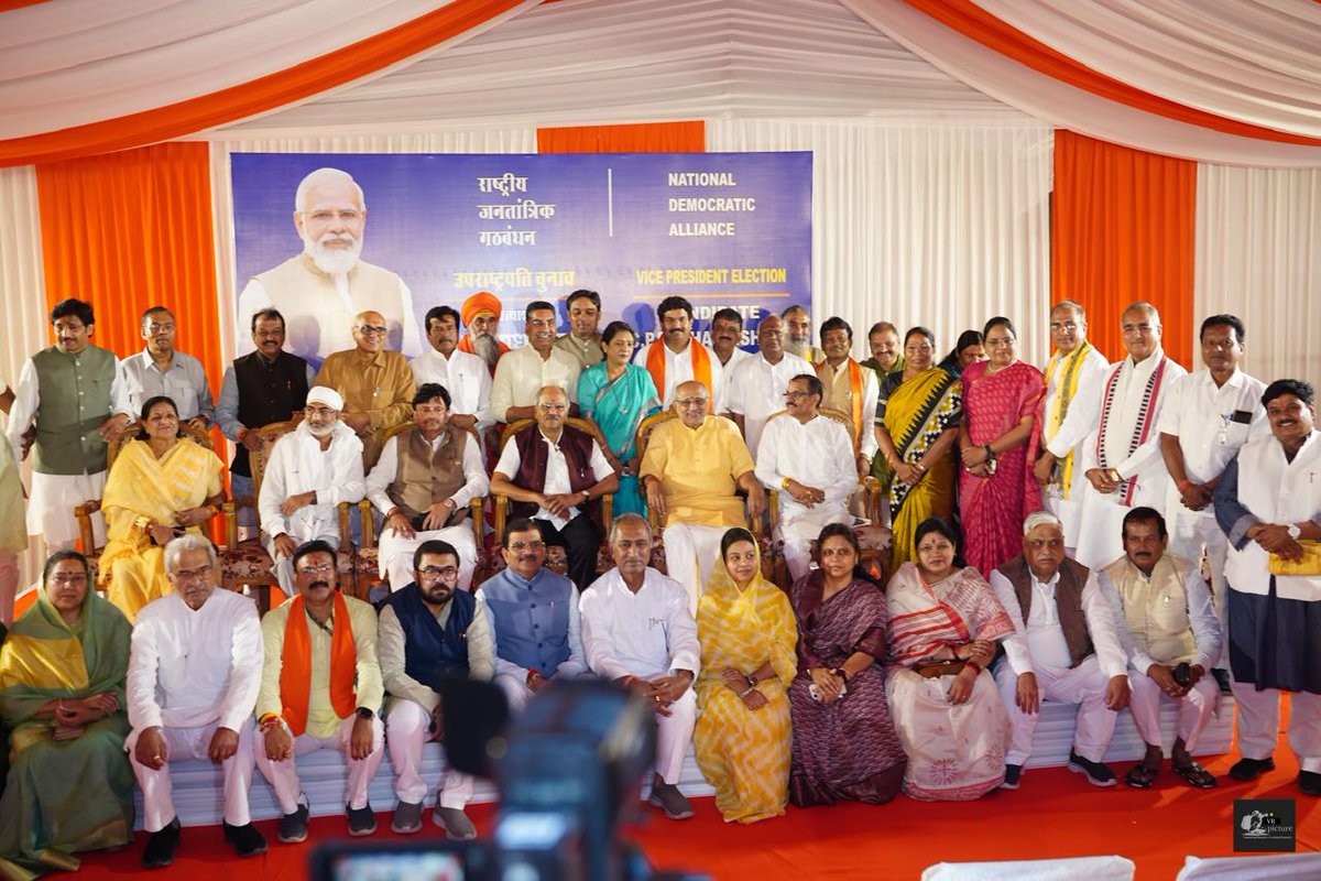 महाराष्ट्र के माननीय राज्यपाल एवं उपराष्ट्रपति पद के उम्मीदवार, संसद के हमारे आदरणीय पुराने साथी श्री सी.पी. राधाकृष्णन जी का मध्यप्रदेश के सांसदों के साथ हार्दिक स्वागत एवं अभिनंदन किया।