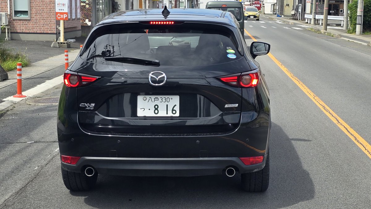 _HANARIN_'s tweet photo. こいつ交差点付近に出入り口が有るスーパーから右折出庫して、逆走＆右折レーンから俺の前に強引な割り込みして来やがった！
そんなに糞漏らしそうならトイレ借りりゃ良いのにw
てかもう漏らした後だから早よ家に帰りたかったんかなwww
糞漏らしても事故るなよ〜
離れて走らにゃ草くてたまらんわwww https://t.co/wDCB5MDfv3