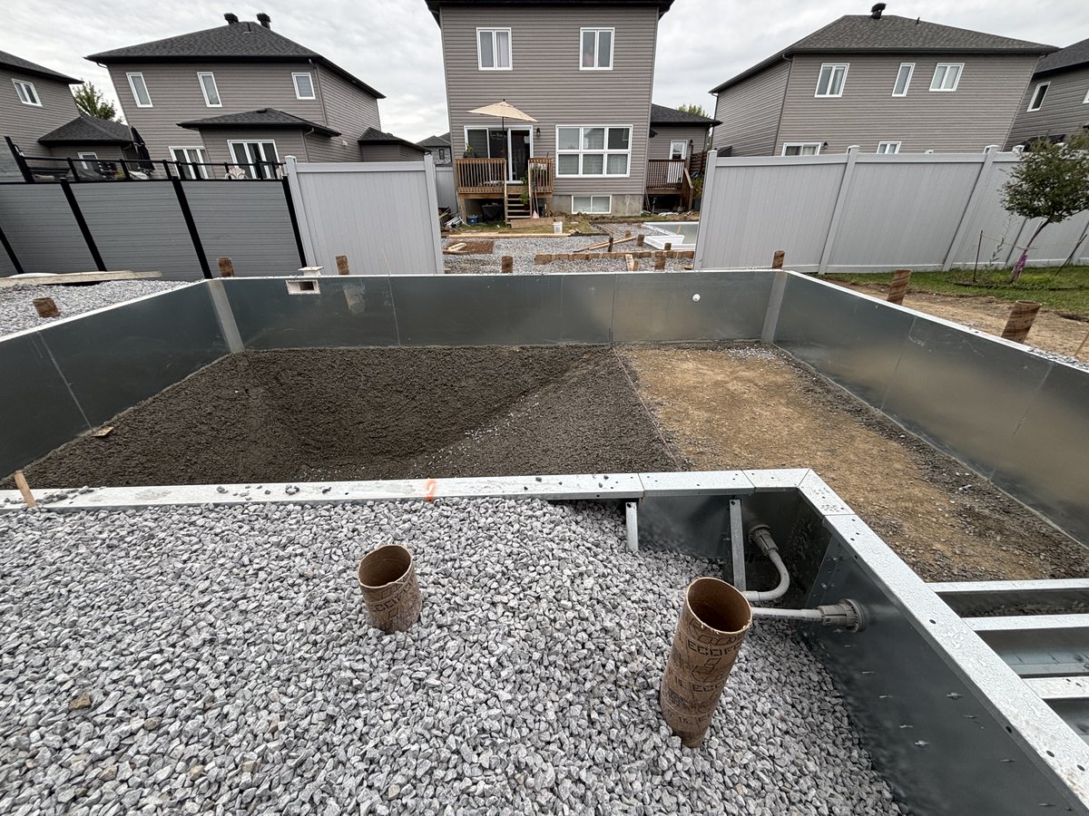 hbpools's tweet image. 🏗️ Pool installation update from Embrun!
We’re getting closer to the concrete pour—and this backyard transformation is really starting to take shape.

#HBPools #EmbrunPools #IngroundPoolInstallation #OttawaPoolBuilders #ConcreteComingSoon #BackyardUpgrade #HBOnSite