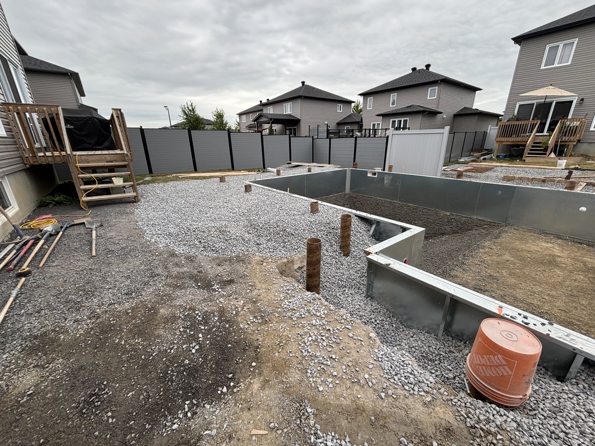 hbpools's tweet image. 🏗️ Pool installation update from Embrun!
We’re getting closer to the concrete pour—and this backyard transformation is really starting to take shape.

#HBPools #EmbrunPools #IngroundPoolInstallation #OttawaPoolBuilders #ConcreteComingSoon #BackyardUpgrade #HBOnSite