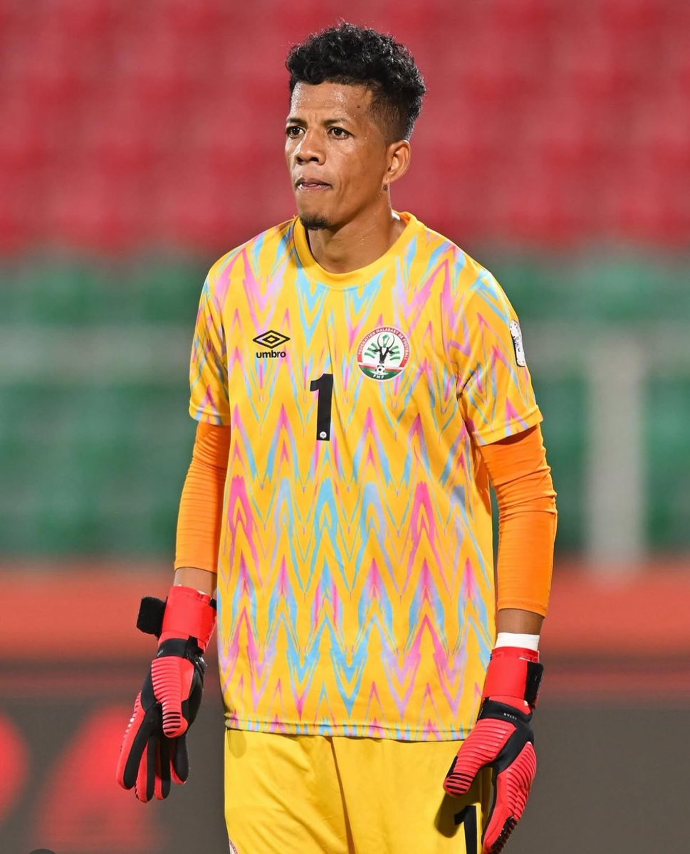 Silvakidole's tweet photo. Meet the Wall of the Bareas Madagascar 🇲🇬 
At 39, Michel “Toldo” Ramandimbisoa is rewriting history 4 games, 3 Man of the Match awards, 2 clean sheets 🧤

Harambee Stars Vs Madagascar 🇲🇬 

#TotalEnergiesCHAN2024 | #FootballTogether  #CHAN2024 #Madagascar #FootballKE #Bareas #Toldos #HarambeeStars #BenjaminMkapaStadium #TaifaStars #DimaMaghrib #tanzania