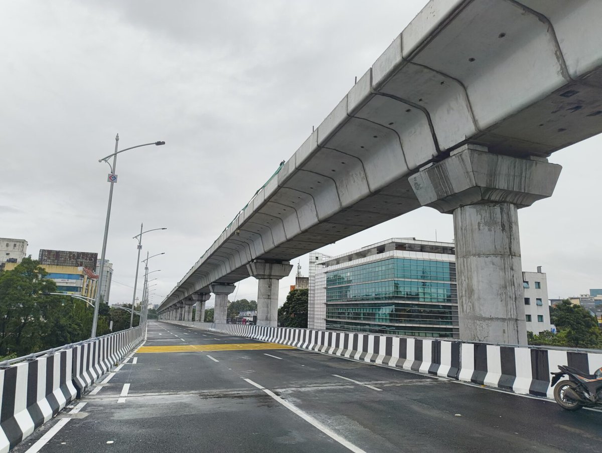 FITEMaharashtra's tweet photo. #PuneInfra one step closer for better pune . #UniversityFlyover
#TrafficfreePune.

Last couple of years every citizen of pune has experienced heavy traffic jam at university circle .
Now this bridge will help to reduce traffic , earlier one was also equally good but lets move ahead from that topic .

We want to congratulate @OfficialPMRDA team ( Yogesh Mahse saheb , pathan mam & their team ) @metrorailpune & team , @PMCPune team @SidShirole MLA , @AjitPawarSpeaks DCM , @CMOMaharashtra @Dev_Fadnavis @ChDadaPatil @mohol_murlidhar all other leaders & team for getting the 1st phase of this bridge completed.