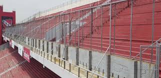 Una reja en la tribuna visitante como en los viejos tiempos, además de presencia policial y hubieras evitado toda la locura que se vivió hoy