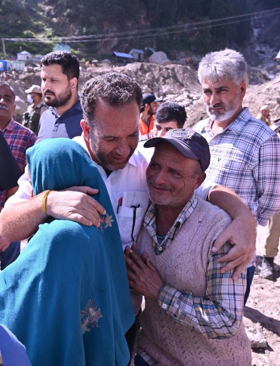 Tehsil_Dachhan7's tweet photo. Pictures that melt the heart — 💔 #Chishoti Padder #kishtwarcloudburst . @Sunil_SharmaBJP  the real hero of the public.
@AmitShah
@narendramodi @KhajuriaManu @VoiceofDogras @VikramadityaSum @GreaterKashmir @ARanganathan72 https://t.co/SUK1rNgeXj