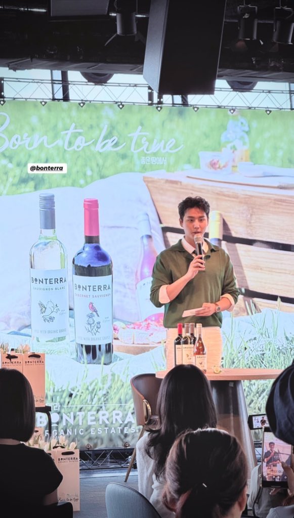 "Halo semuanya! Terima kasih sudah hadir di seminar ‘Bagaimana Cara Mendapatkan 100 Juta Pertama Anda’ hari ini. Perkenalkan saya Brian Kang sebagai pembicara untuk sesi yang inspiratif ini."