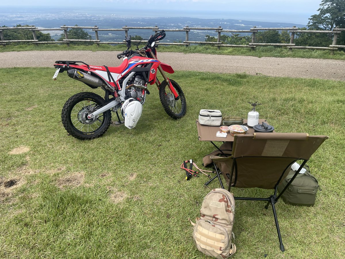 m53t4's tweet photo. 今日は景色の良いお山に来て
カップラーメンとおにぎりを喰らう🍜🍙
良い感じにおにぎりぶっつぶれてて
うっすwww
#crf250ls
#ノリフミマフラー
#39motor
#helinox
#montbell https://t.co/TBJj8pK0Mt