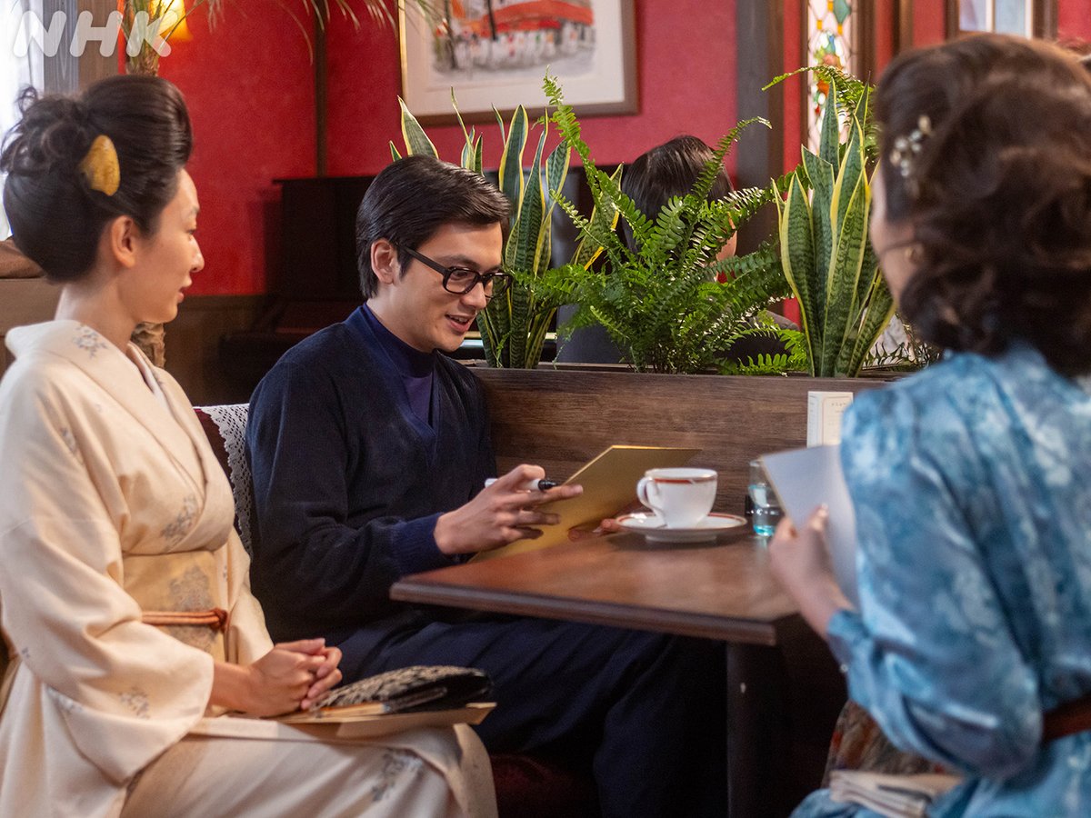 🏃‍♀️#きょうのあんぱん🖌

カフェで嵩の打ち合わせが終わるのを待っていたのぶ。

すると、嵩は女性たちに囲まれて…

「たっすいがーのくせに生意気や」

サインを求められ、キャーキャー言われている嵩を見たのぶは、怒って帰ってしまいました😥

#今田美桜 #北村匠海 #高橋文哉
#朝ドラあんぱん