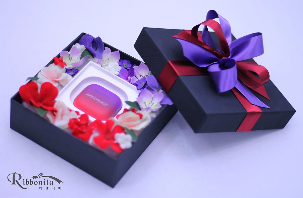 #월드오브스우파 에 Team Australia로 출연한 #에이지스쿼드(#AG_SQUAD )의 리더인 #카에아(#Kaea)를 위해 팬분께서 커스텀 에어팟을 선물로 준비해 오셨어요. 선물포장 컨셉은 커스텀 에어팟 색상에 맞춰 퍼플과 레드.  내부 꽃장식도 퍼플&amp;레드로 #플라워박스 제작. m.blog.naver.com/chmik10/223977…