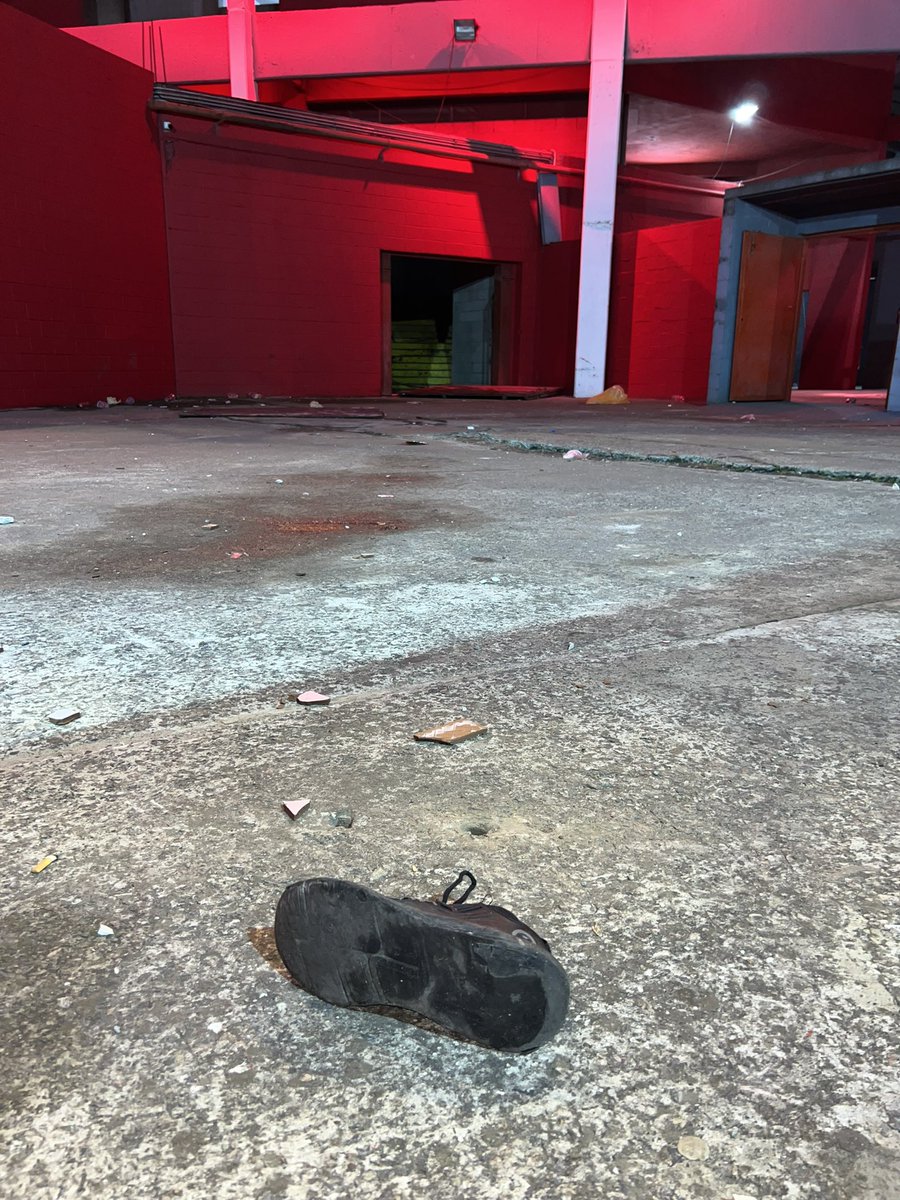 Lugonzalezdiezz's tweet photo. Una noche triste en #Independiente.
Todo era evitable, todo. Ninguno estuvo a la altura, ninguno. 
Háganse cargo y dejen, varios, de fomentar y aplaudir a asesinos. 
El fútbol es de la gente, de la gente en serio, no de estos animales. 

HÁGANSE CARGO DEL DESASTRE QUE OCURRIÓ HOY.
