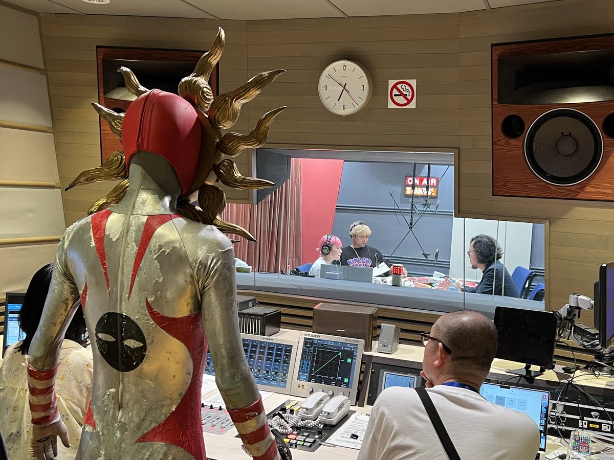 angradio's tweet photo. 【8月24日(日)お昼12時〜放送】
『Angie Radio!!〜夢は口に出せば叶う!〜』

ラジオ収録中 
#アンジェリーナサンブンノイチ
の前に突然 #タローマン あらわる！

👇👇👇動画はコチラ
https://t.co/AGX0E8cuhJ

#アンジーラジオ #TBSラジオ
#映画タローマン #藤井亮 https://t.co/LWTRX2cWfH