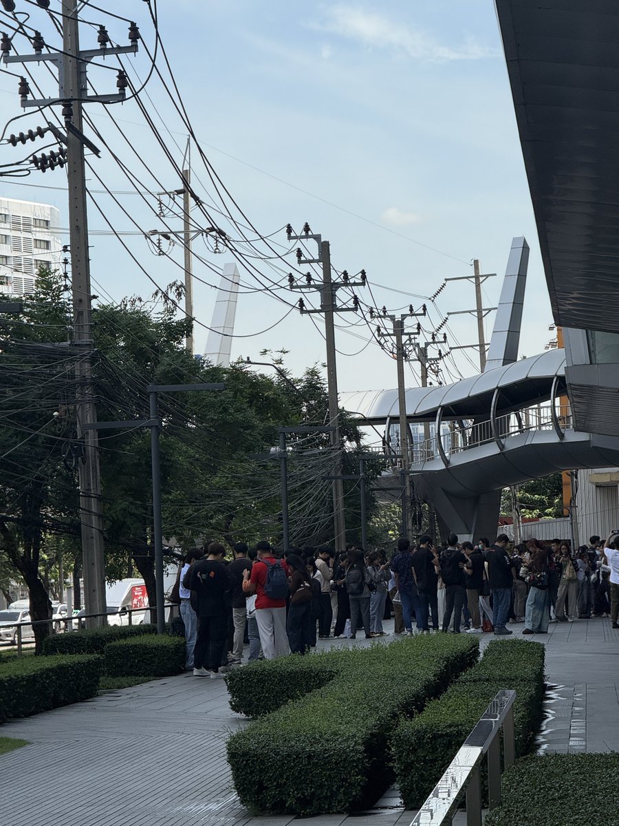 ตึก CW Tower คนอพยพออกจากตึกละ เพราะครั้งก่อนแผ่นดินไหวแล้วสั่นแรงมาก  ต้องวิ่งลงจากชั้นบนสุด ทางนี้ยังไม่ได้รับแรงสั่นสะเทือน แต่ดูแลตัวเองกันนะคะ ตามข่าวด่วนๆๆ

#แผ่นดินไหว