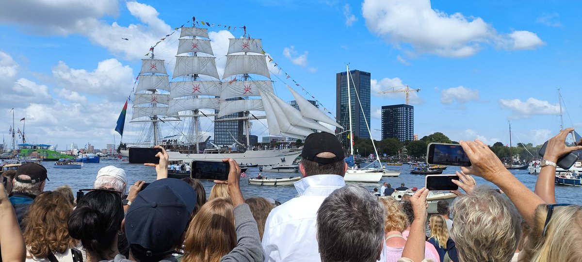 marijnk's tweet photo. Dag 2 van @sailamsterdam begint. Zo het water op in een schottelboot. Meevaren met de vlootschouw
#makeawave #SAIL2025 https://t.co/rxoA9bOkXA