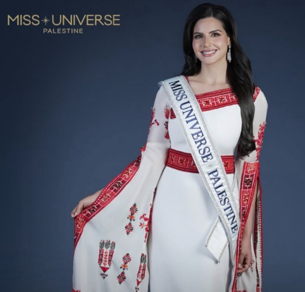 ExPressions (@expressionsmx) on Twitter photo 🇵🇸 👑✨ ¡Histórico en Miss Palestina tendrá una representante en el certamen internacional <a href="/MissUniverse/">Miss Universe</a>. La modelo Nadeen Ayoub, de 27 años, competirá el 21 de noviembre en Bangkok. 🇵🇸 👑✨ ¡Histórico en Miss Palestina tendrá una representante en el certamen internacional <a href="/MissUniverse/">Miss Universe</a>. La modelo Nadeen Ayoub, de 27 años, competirá el 21 de noviembre en Bangkok.