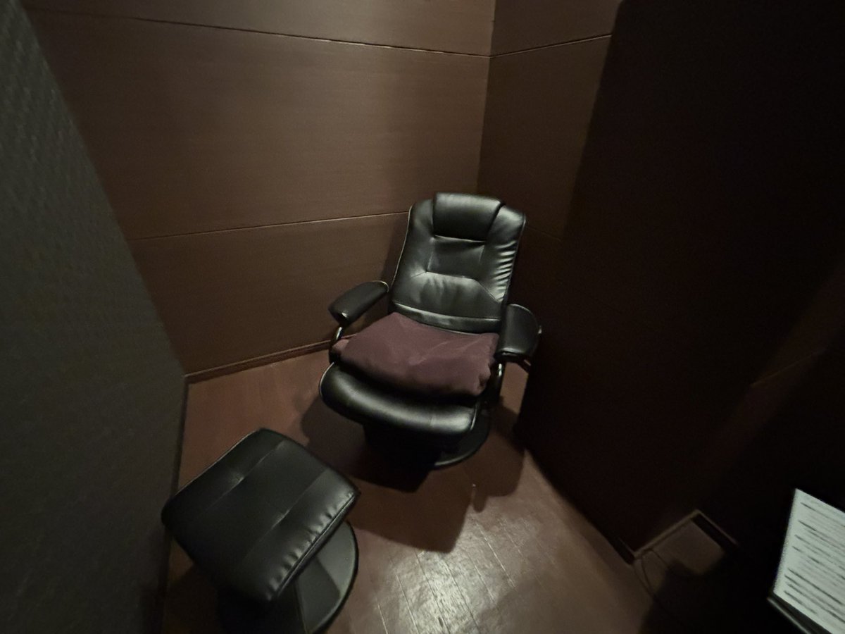 千円のイス泊in徳島🤯
大浴場サウナもあって安すぎるー！

イスだけど快適に寝れました🥺