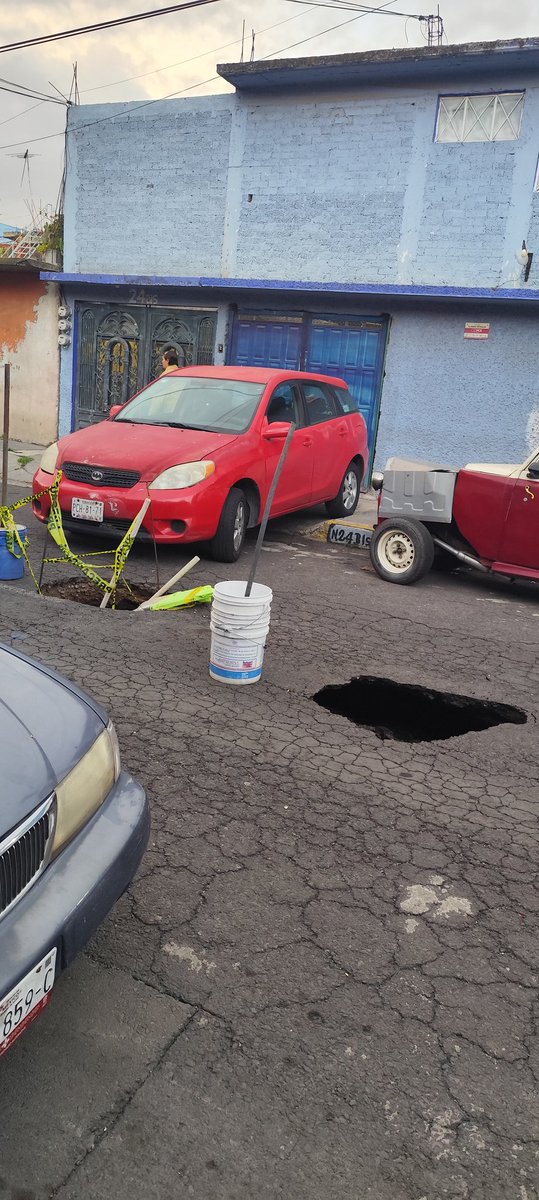 Gleekilljoy's tweet photo. #ReporteCiudadano en la @AlcaldiaMHmx col providencia. por un #socavon que se está expandiendo.

Ya se hicieron diversos reportes y nade responde. Únicamen fue una patrulla a levantar el reporte  @jeancarlopmag @tlediario @c4jimenez @AztecaUNO @UnoNoticias @nmas @multimediostv https://t.co/jZeSuu8XXn