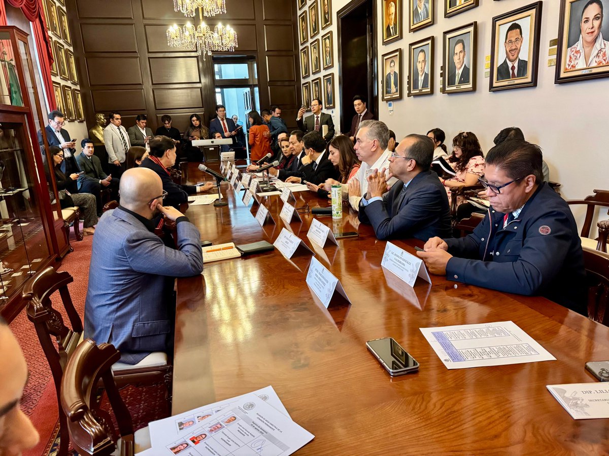 Hoy estuve en la penúltima sesión de la Comisión Permanente en la histórica #CasonaDeXicoténcatl.
Un gusto saludar a la senadora Imelda Castro y conversar sobre los retos legislativos que vienen.
#TrabajoLegislativo #CongresoDeLaUnión