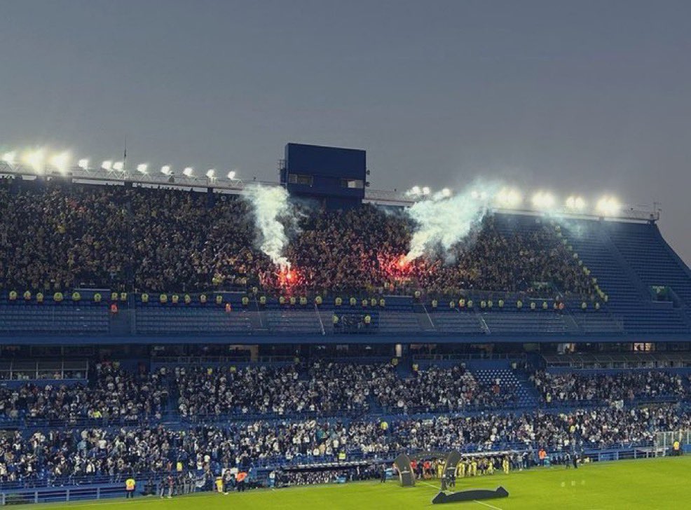 Essa é a configuração que o Vélez apronta em seu estádio para receber uma torcida visitante (quando o setor tradicional destinado a eles está fechado).

Isso diminui bastante (ou impede) que ocorra o que aconteceu em Avellaneda, quando a visita fica em cima dos torcedores locais.