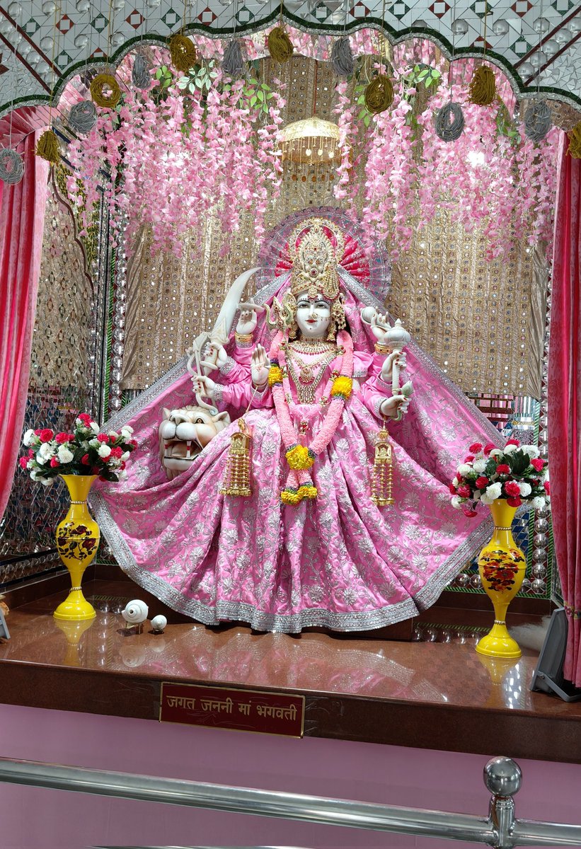 *कौन है इस जहाँ में जिसके पास* 
*कुछ कमी नहीं।।*
*आसमाँ को ही ले लो* 
*उसके पास भी जमीं नहीं।।*  

🙏 *सुप्रभात* 🙏