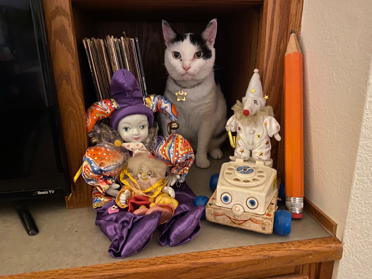 SHE FRAMED HERSELF ON THE TRINKET WALL😭😭😭