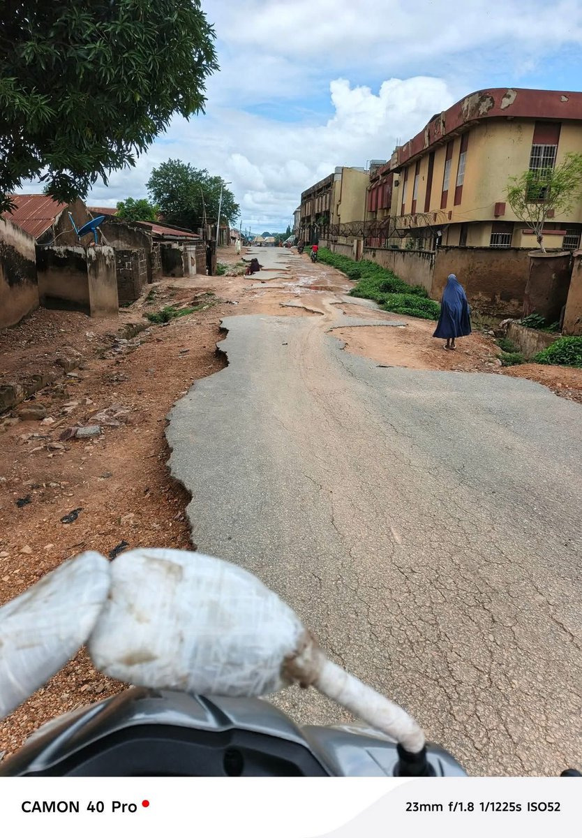 loversam14's tweet photo. This is a road in kebbi state
This road is a weapon fashioned against the users cuz it will continue causing accident 
There is a sitting government there https://t.co/uEJQT8KQMB