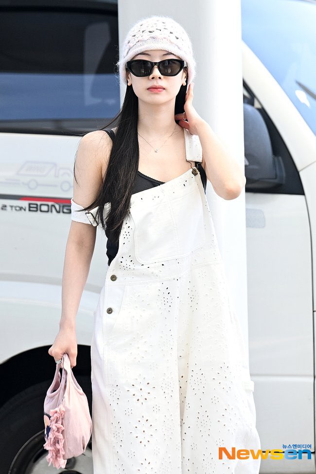 dahyunsarchives's tweet photo. #DAHYUN 250821 airport fashion https://t.co/ch2VZBKEo9