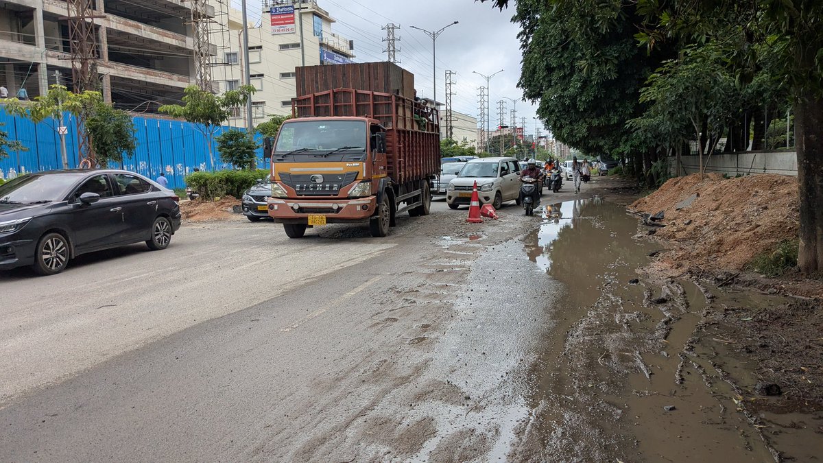 smsbvg's tweet photo. @GHMCOnline @CommissionrGHMC @hydcitypolice Please fix the road properly after the recently done pipeline laying work.  It is causing huge inconvenience &amp; unnecessary bottle necks on either side of road. Between Neo Mall &amp; Aparna Sarovar in Nallagandla-Gopanpally Main road. https://t.co/DnHCz4w3wH