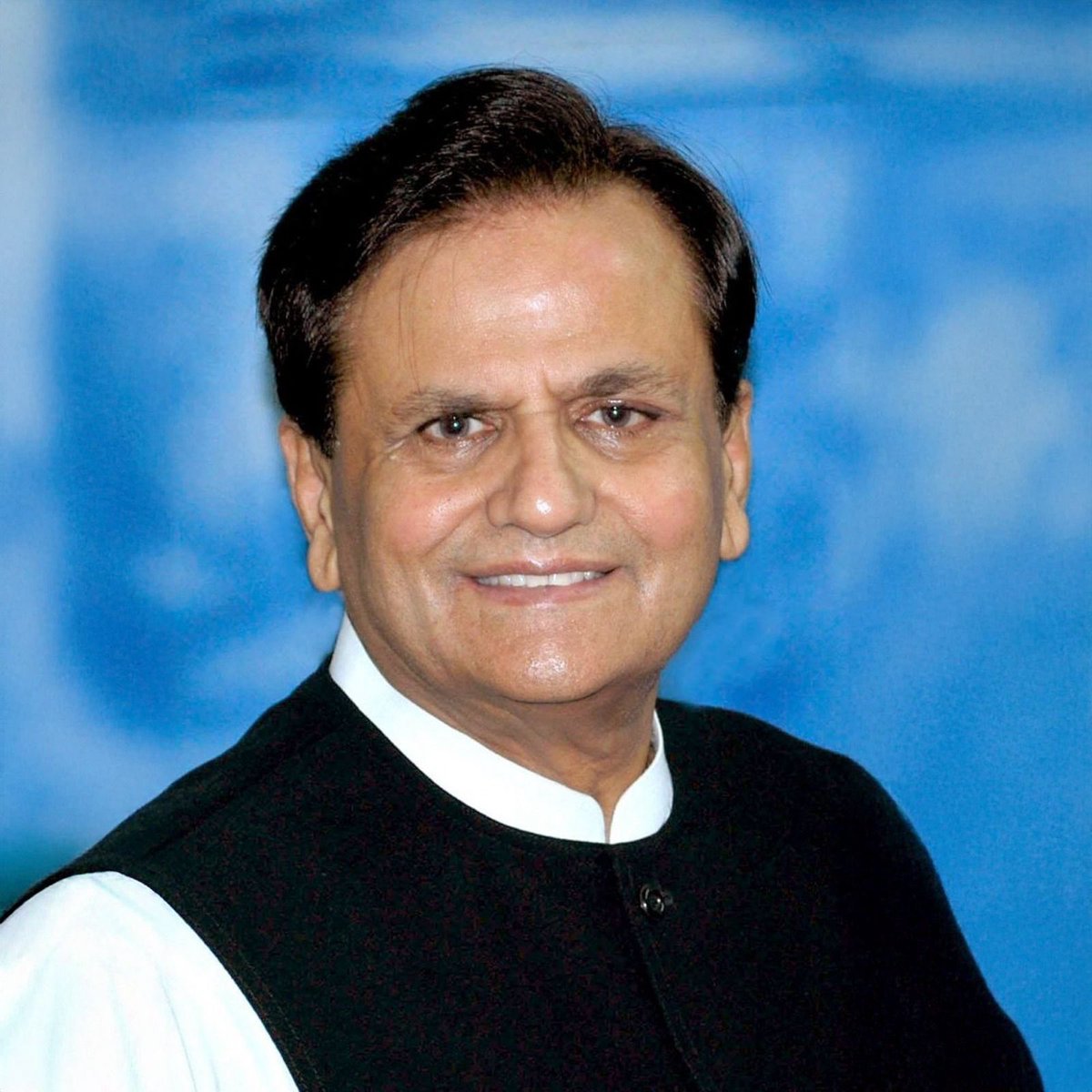 ChatrathM's tweet image. अहमद पटेल जी कांग्रेस परिवार के ऐसे अभिभावक थे जिनके व्यक्तित्व से सदैव ही जनसेवा, जनसंघर्ष व जनसमर्पण की प्रेरणा मिली।

आपकी दूरदर्शिता, कुशलनीति व सूझबूझ आज की राजनीति में एक मिसाल है।

आपके सानिध्य में व्यतीत प्रेरक क्षण अविस्मरणीय है। जयंती पर इस विभूति को सादर नमन।