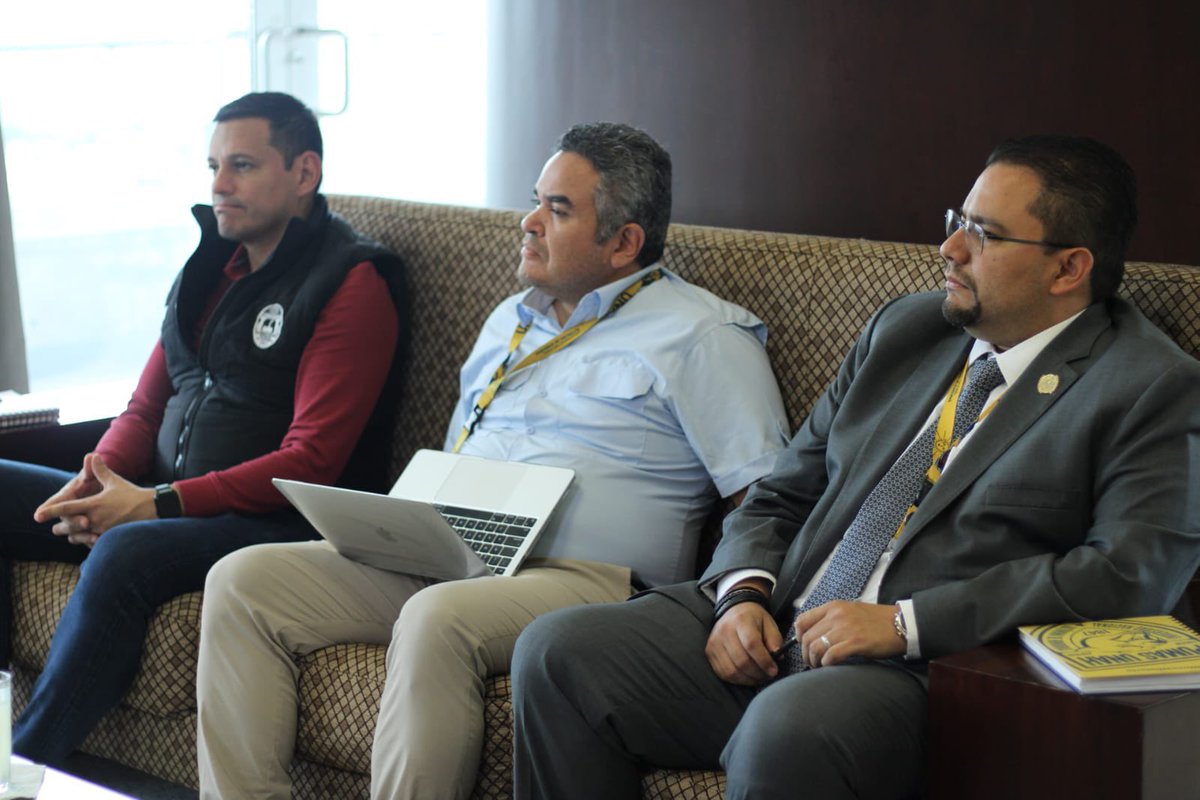 IHTT_HN's tweet photo. El Comisionado Presidente del #IHTT, @Rafabarahona1, sostuvo una reunión estratégica con el rector de la @UNAHoficial, Odir Fernández, con el propósito de analizar y coordinar acciones conjuntas para un transporte universitario seguro, económico y eficiente. https://t.co/IuTwZX1Z37