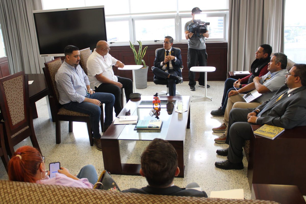 IHTT_HN's tweet photo. El Comisionado Presidente del #IHTT, @Rafabarahona1, sostuvo una reunión estratégica con el rector de la @UNAHoficial, Odir Fernández, con el propósito de analizar y coordinar acciones conjuntas para un transporte universitario seguro, económico y eficiente. https://t.co/IuTwZX1Z37