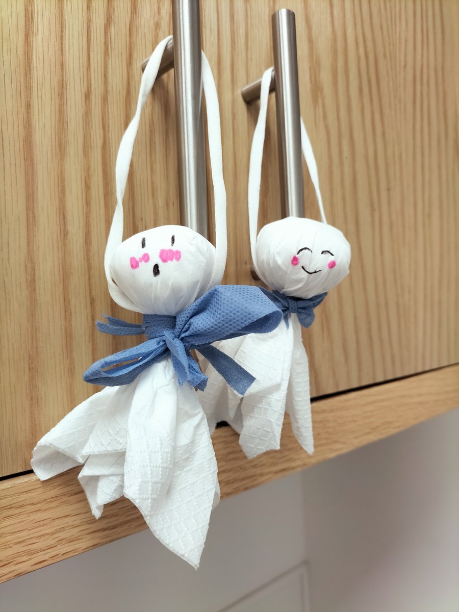 Es noche oscura y tormentosa así que mi enfermera hizo estos teru teru bozu, para que la lluvia termine pronto y mañana tengamos un día soleado para que haya más pacientes.