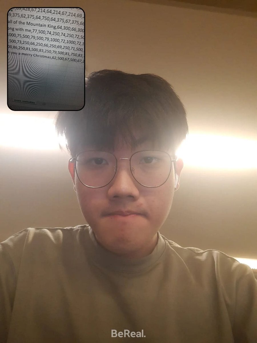 semaniskamo's tweet photo. Sependapat sama Yoan, sekagum itu sama Davids. Dia imannya kuat, pinter banget meskipun merantau di negeri yang sangat jauh, bisa masak &amp; mandiri pula 🥺🥰

#davids #dafeeds kamu sekeren itu, banyak yang bangga sama kamu. Semangat yaa internnya 🤗 https://t.co/Qj6VcizRBe