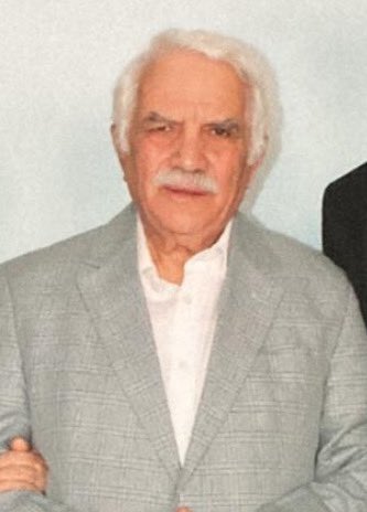 boraerdemva's tweet photo. Alaeddin Kaya’yı tanıyanlar bilir, ailesine çok düşkün biridir. Hasseten annesine fevkalade düşkündü. Haksız yere hapsedilince annesi o yaşına rağmen Sincan Cezaevine ara ara gidip oğlunu ziyaret ediyordu. Bacağındaki platin yüzünden hapishaneye giriş çıkışı ayrı bir çileydi onun için. 2019 yılında da bu acı sürece daha fazla dayanamayıp vefat ettiğinde bu zalim ve vefasız rejim, Alaeddin Kaya’ya biricik annesinin cenazesine katılmasını bile çok görerek izin vermedi! Alaeddin Bey çok sevdiği annesine son görevini yapamadı. 

Yıllarca dost olduğu, başta Erdoğan’ın yakın tanıdığı, Star Gazete’inin TMSF sonrası sahipliğini yapmış, TV 24’ün kurucusu Alaeddin Kaya’ya en küçük bir vefa gösterilmiyordu.

Yaklaşık bir ay kadar önce Alaeddin Bey’in ilk torunu olduğundan ayrıca sevdiği kızımız evlendi. Elbette hepimizin arzusu bu mutlu günde Alaeddin Bey’in başımızda olmasıydı fakat neylersin kader bambaşka ve umulmadık şekilde hükmünü icra ediyordu. 

Yıllardır yaşadığımız sevinçler hep bir eksik.. Düğün de öyle oldu. Gurbette dostlarımız çok şükür yalnız bırakmadı ama bir burukluk da hep bizimleydi. 

Alaeddin Bey’in torununun düğünü vesilesiyle telefondaki mesajını buraya sığmadığından bir önceki twitte sizinle paylaşmak istiyorum. Yıllardır yaşadığı Sincan’daki hücresinden çektiği acıları adeta saklayarak bizlere moral vermeye çalışmas��nı duymanızı isterim.

Toplum yıllardır büyük bir baskı altında. Muhafazakar çevre için bu mesele adeta sürekli kanayan bir yara. Evet cemaatin belki ciddi anlamda bir siyasi karşılığı yok ama bu konu hemen her aileye dokundu. Haksızlık, adaletsizlik artık ayyuka çıktı. Bu konunun çözülmesi genel bir rahatlamaya vesilesi olacağı aşikar. 

Çocuk tecavüzcüleri, katiller, teröristler serbest kalırken devletin açık tuttuğu bankaya para yatıran, devletin denetlediği okulda öğretmen olan vs gibi kanunen suç olmayan isnatlarla hapiste olan insanları hapislerde tutmayı kimseye izah edemezsiniz. Bu şekilde toplumsal barışı sağlayamazsınız.

 Elinde silah olan örgüt sembolik de olsa silahları yaktı, iyi de oldu. Peki yapılan onbinlerce operasyonda bir tane bile mukavemet yaşanmayan, evlerinden silah çıkmayan bu insanlar neyi yaksın? 

Türkiye’de bu insanlar adeta sosyal ölüme terk edilmiş durumda. Feshedecek bir faaliyetleri zaten yok. İşleri yok, yakınları cüzzamlı gibi kaçıyor bu insanlardan. İnsaniyet namına birbirlerine el uzatsa “yeniden yapılanma” diye bir şey uydurup bu insanlar tekrar hapislere tıkılıyor. 
Artık gerçekten insaf!

Bugün Amerika’da Frank Caprio adında adil kararlarıyla meşhur bir hakim 88 yaşında vefat etti. Tüm dünyadan insanlar hakkında üzüntülerini paylaşıyor. Bir devlet adamı, hakim ve savcı için geride bırakacağı en güzel miras adalete yaptığı, yapacağı katkıdır. 

"Milli Dayanışma, kardeşlik ve demokrasi komisyonunun" önünde toplumu nisbi de olsa rahatlatacak bir fırsat duruyor. Halkın adalete olan güveni dibe vurmuş durumda.

Bu vesileyle komisyon üyelerinin hukukun bir vatandaşa farklı diğerine farklı uygulanamayacağı ilkesini dikkate alarak adil kararlar almasını ve bir nebze olsun toplumsal barışa vesile olmalarını bekliyoruz.

Adili Mutlak olan Allah’ın sizlere insaf ve adalet nasip etmesi duasıyla…
@numankurtulmus
@abdulhamitgul
@yildizfeti
@eczozgurozel
@mstanrikulu
@myeneroglu
@avidrissahin
@bulent_arinc
@gergerliogluof
