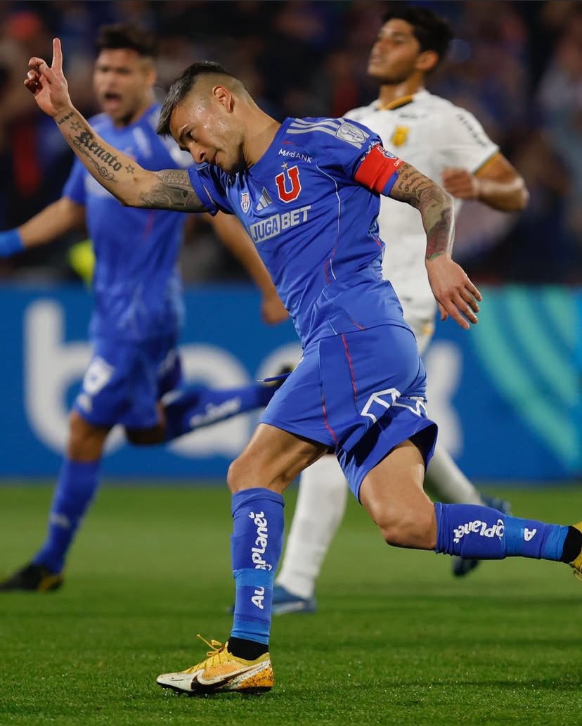 Racing Club de Avellaneda y San Lorenzo de Almagro. Dos clubes enormes que serán reconocidos en la historia de la U. Acogieron hinchas que fueron atacados por parte de la barra del Rojo de manera cobarde. Hinchas de la Acadé, hinchas del Ciclón, siempre bienvenidos en Chile.