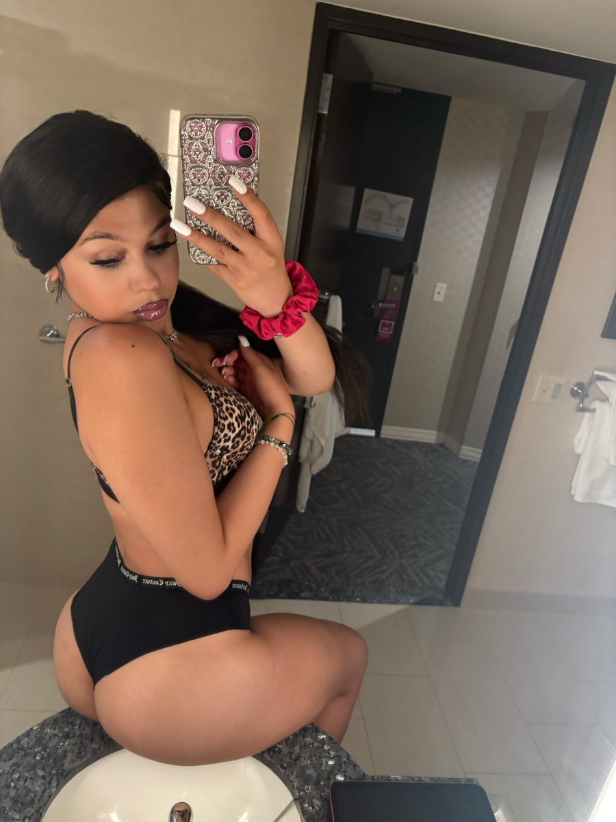 your favorite little secret 😉💋 tweet media
