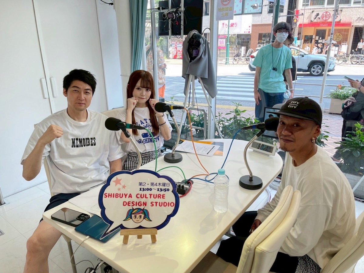 SHIBUCUL's tweet photo. 渋谷クロスFM「SHIBUYA CULTURE DESIGN STUDIO」
前回は、ペインター・アーティストのMHAKさんをゲストにお迎えしました🕊️

次回は8月28日(木)13:00〜お届けします🎧

#シブカル #MHAK さん✨ #岡田喜則 #三好佑季 https://t.co/w40s1x5DE0