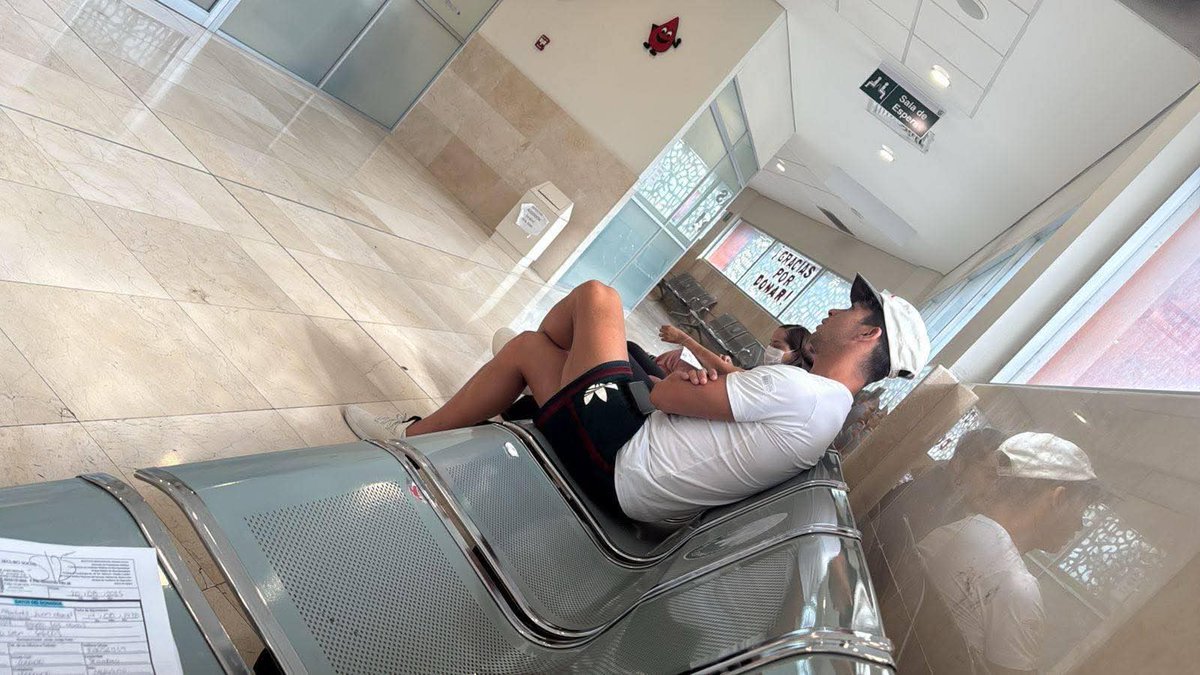 Oliver donando plaquetas en el IMSS.

De verdad es una gran persona. 

<a href="/Rayados/">Rayados</a> #Rayados