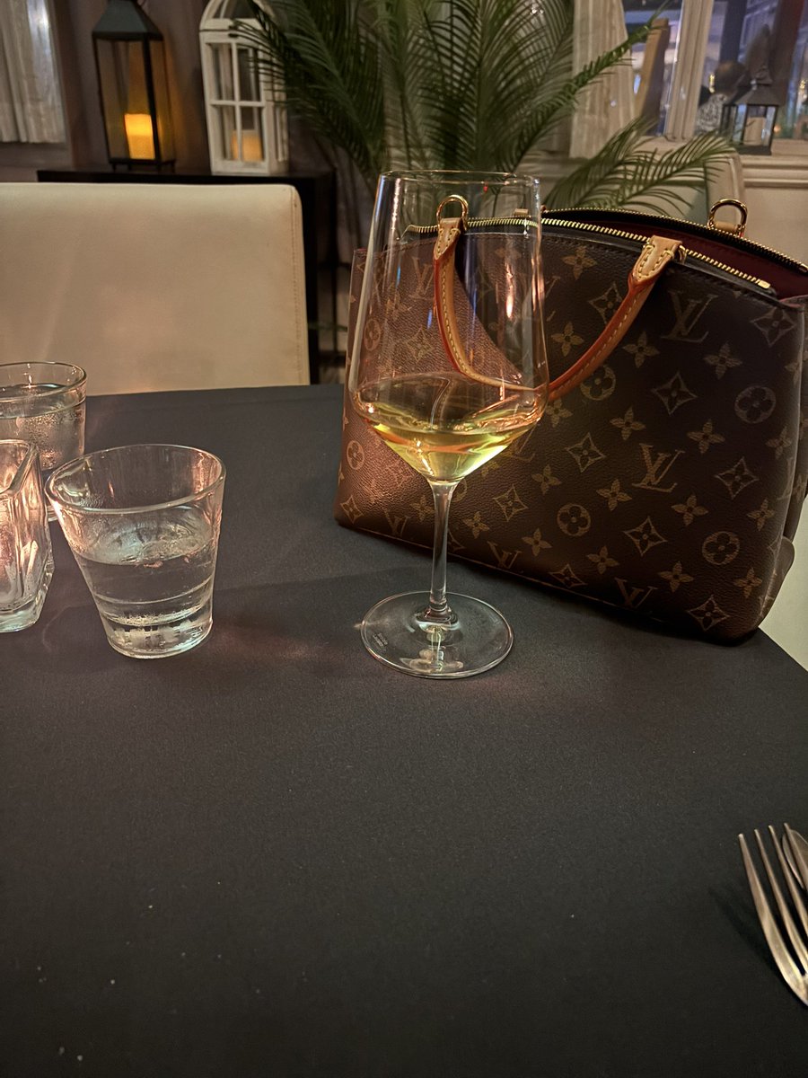 We love a restaurant with non alcoholic wine 😍 being alcohol free is the best way to live. NOT a party girl. 💋❤️