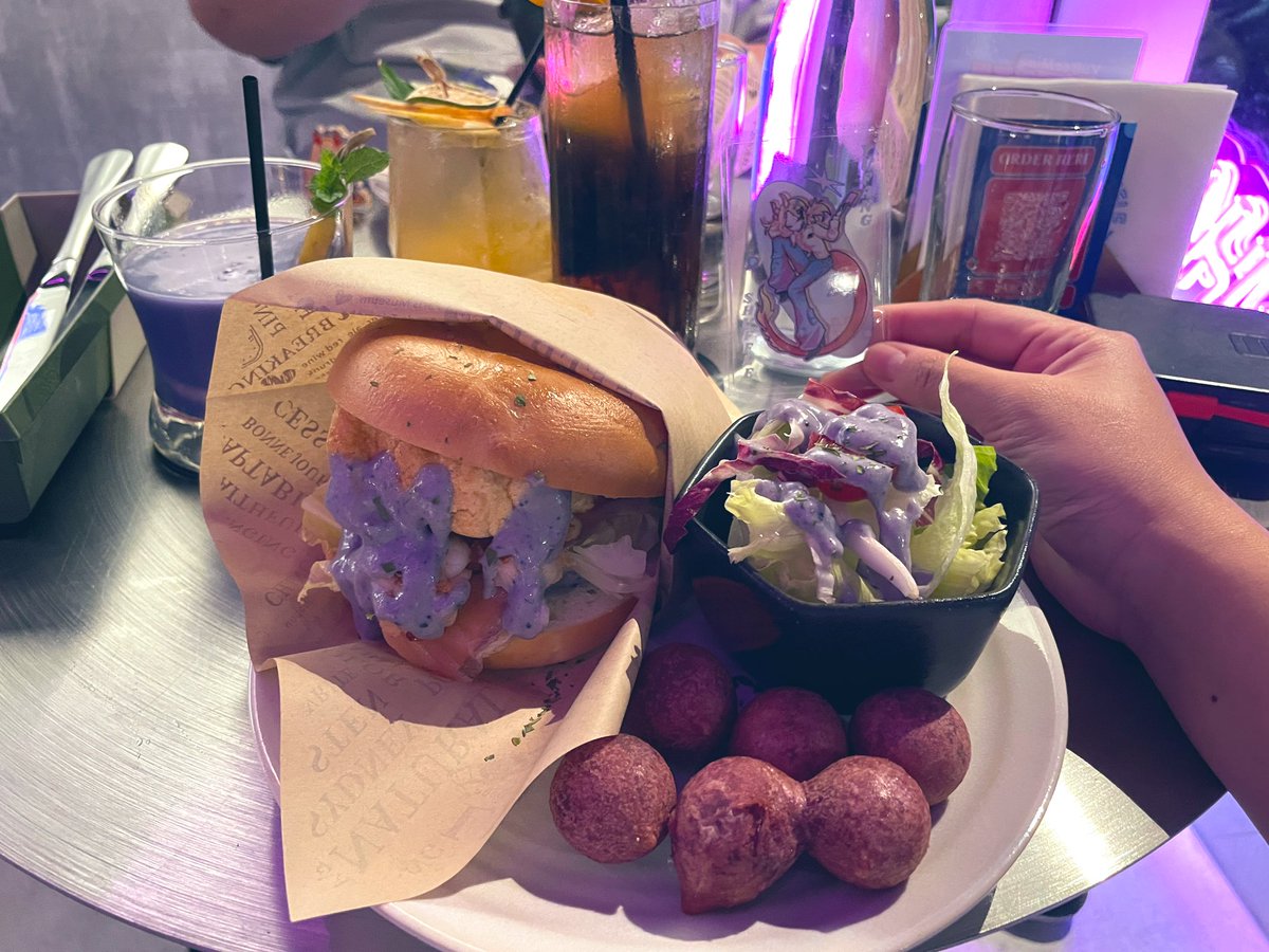 sangii014's tweet photo. 聯名餐點好好吃🥰
紫色的醬汁跟燻鮭魚以及蝦子的搭配
吃起來很清爽🤤

碧碧的仙女調酒很像是會讓是不知不覺一直喝一直喝的飲料 完全沒有酒感w
老闆的紫芋奶酒則像是大人的酒w

喝完這兩邊再來一杯陽光訊號 剛好適合醒酒
但三杯飲料也是真的飽
過幾天有空的時候會再去一次的😎
#YuBeeMine https://t.co/6PpHLT5AvQ