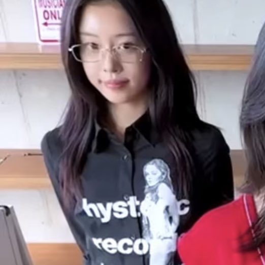 i wish i had enough followers so i could simply say “sio in glasses” and 50 people would agree