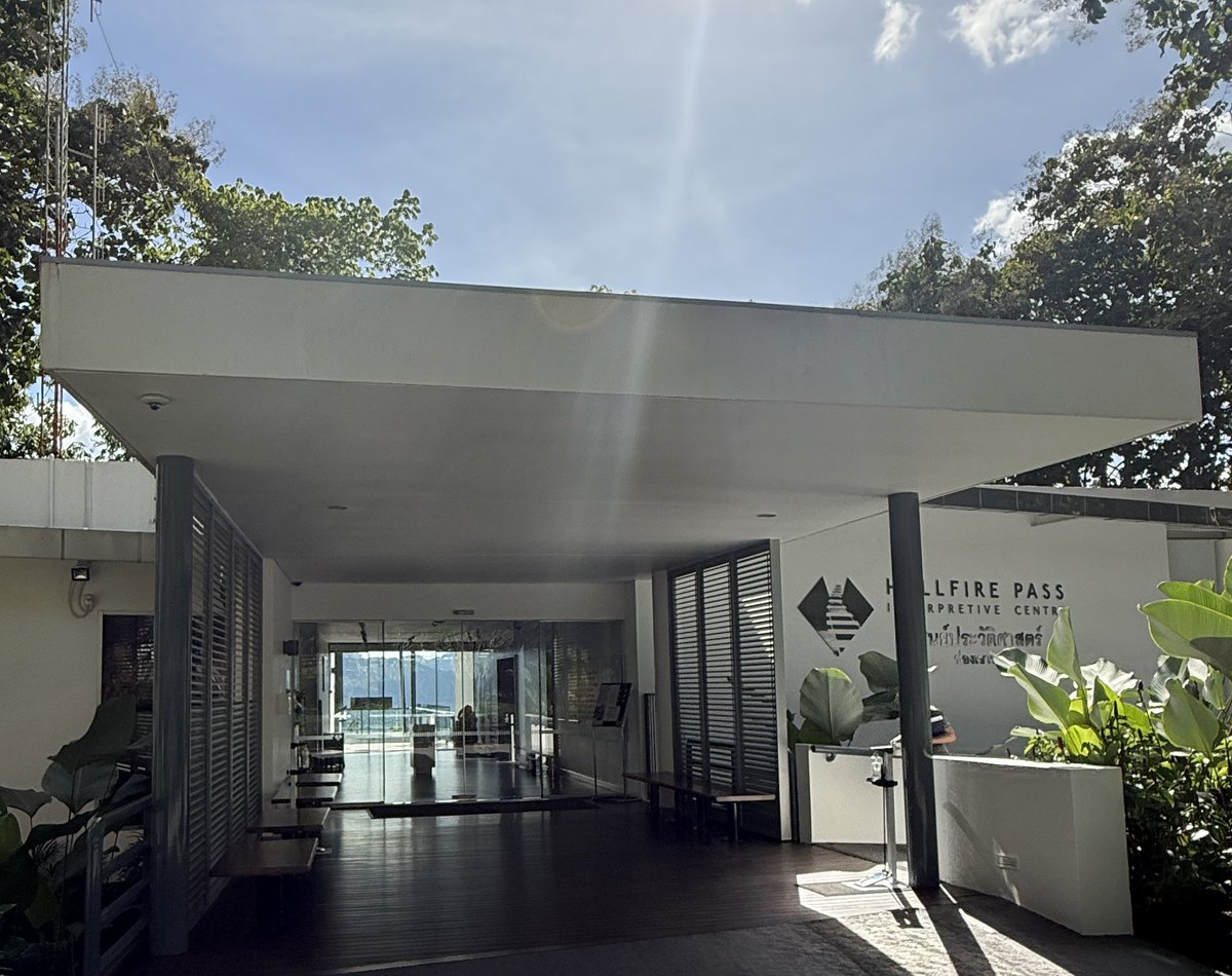 Areca2022's tweet image. #カンチャナブリ「#ヘルファイアパス」
広大な敷地に整備された展示施設。
名前の由来は、捕虜たちが夜間に松明やランプを手に掘削する姿が「地獄の炎の中の亡者」のように見えたことから。
まさに「地獄の業火の切通し #HellfirePass 」。
大パノラマの絶景ポイントも必見。
maps.app.goo.gl/vKTZzRbUSXot7a…
