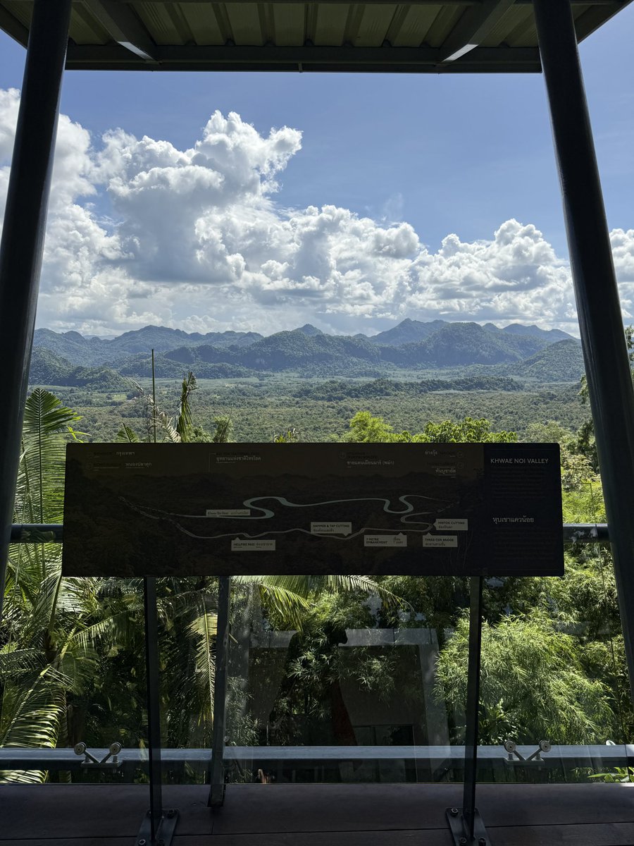 Areca2022's tweet image. #カンチャナブリ「#ヘルファイアパス」
広大な敷地に整備された展示施設。
名前の由来は、捕虜たちが夜間に松明やランプを手に掘削する姿が「地獄の炎の中の亡者」のように見えたことから。
まさに「地獄の業火の切通し #HellfirePass 」。
大パノラマの絶景ポイントも必見。
maps.app.goo.gl/vKTZzRbUSXot7a…