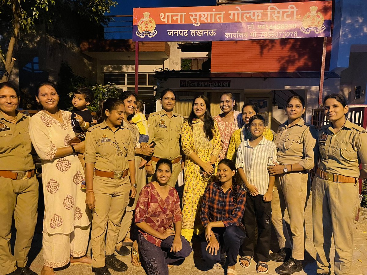 ipsanukriti14's tweet photo. No visit to Lucknow is complete without meeting my first police family, team Sushant Golf city police station where I had served as SHO. Feels like homecoming 🤗 Thank u for all the love and blessings 🙏🏻

#uppolice 
#gratitude https://t.co/ABfT7MvAq5