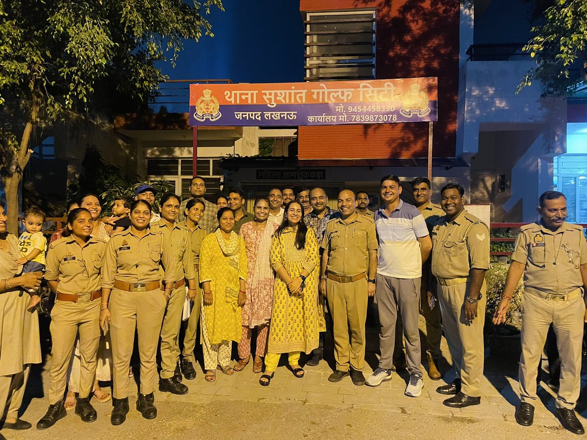 ipsanukriti14's tweet photo. No visit to Lucknow is complete without meeting my first police family, team Sushant Golf city police station where I had served as SHO. Feels like homecoming 🤗 Thank u for all the love and blessings 🙏🏻

#uppolice 
#gratitude https://t.co/ABfT7MvAq5