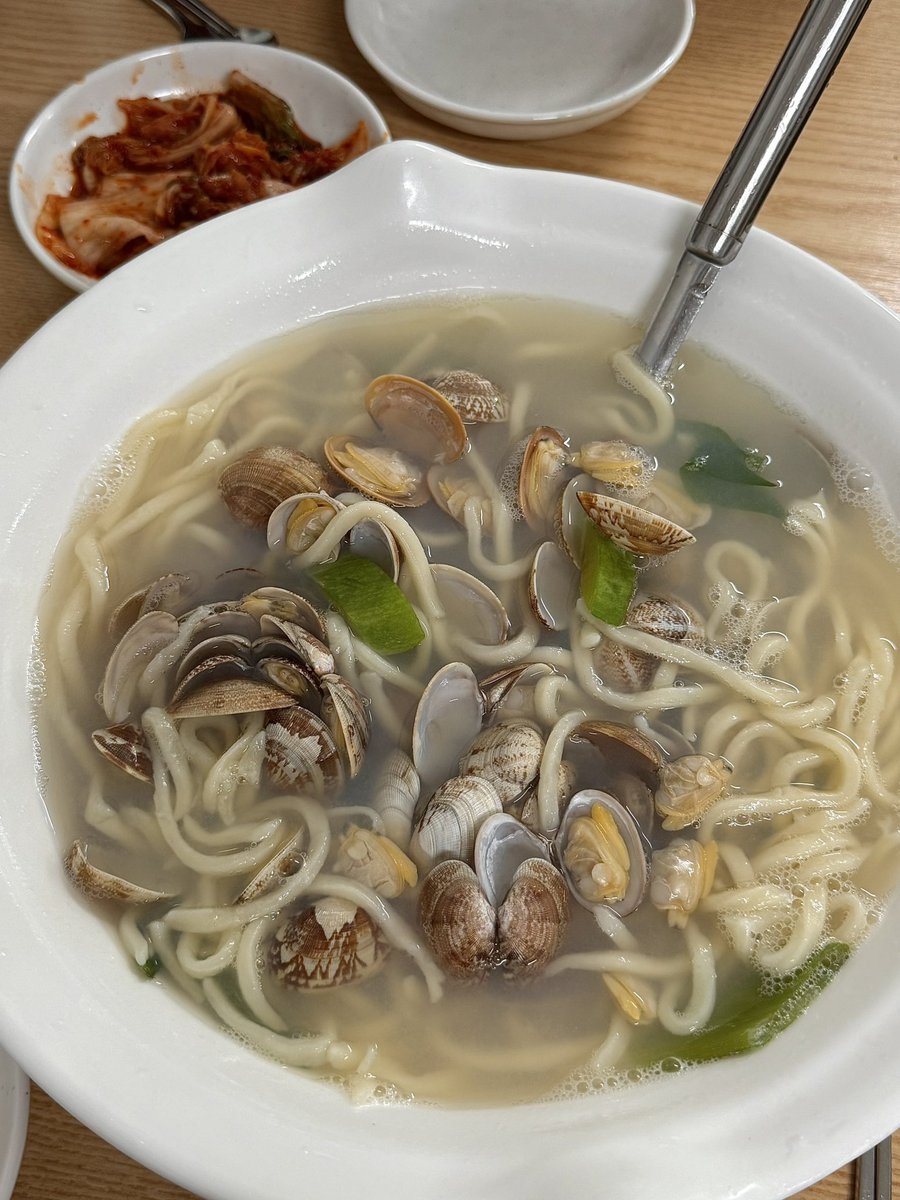 큰 대야같은 그릇에 담아주는 바지락칼국수 저요저요 바지락을 너무 많이 주셔서 바지락 천국이 안 끝나요